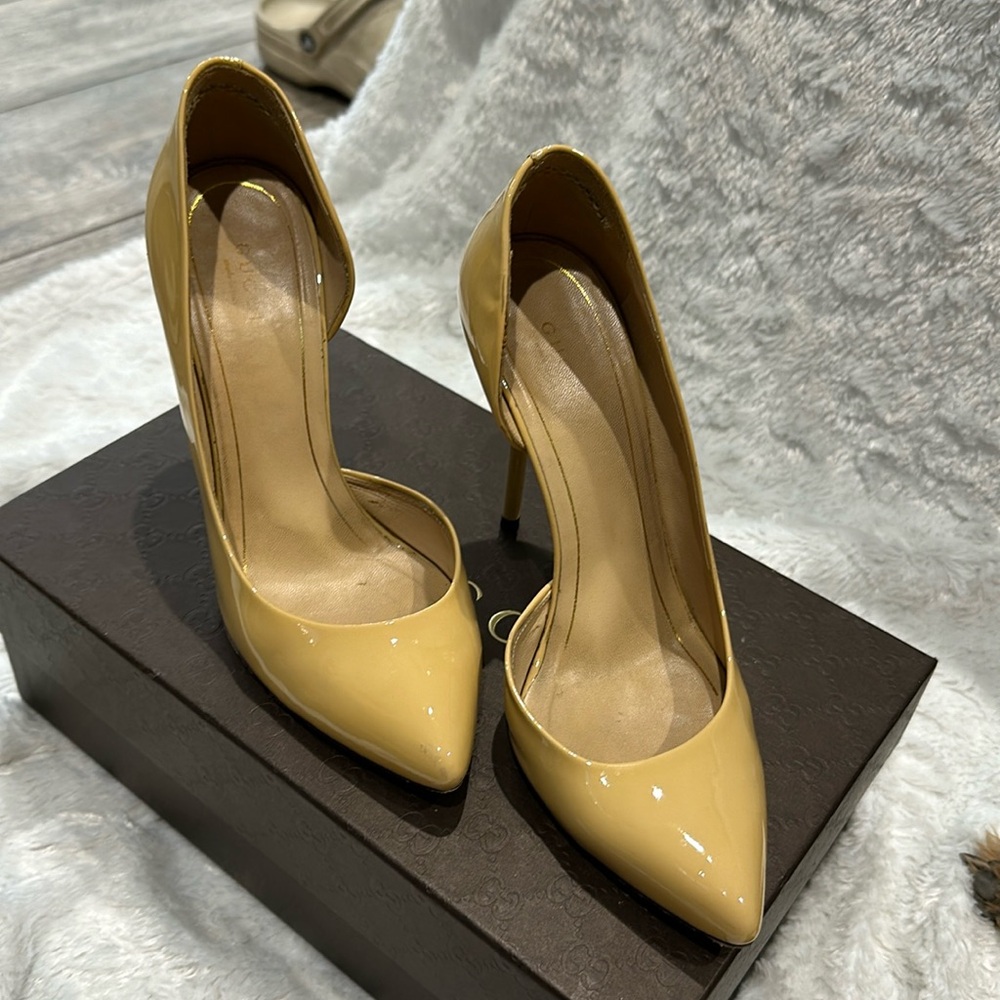 Nude Gucci pumps